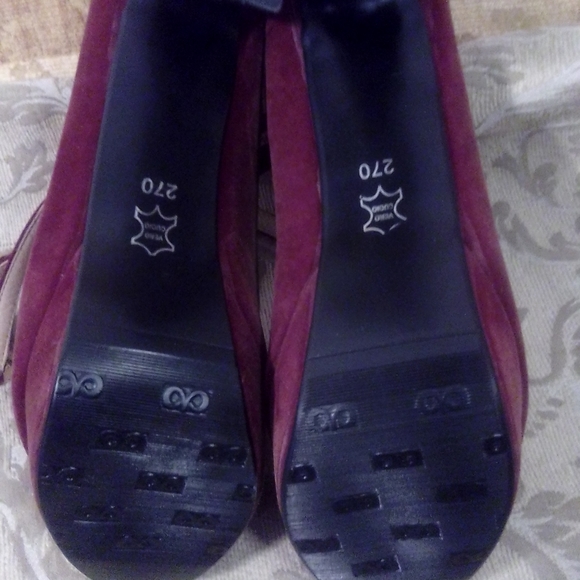 Heels - Picture 3 of 3